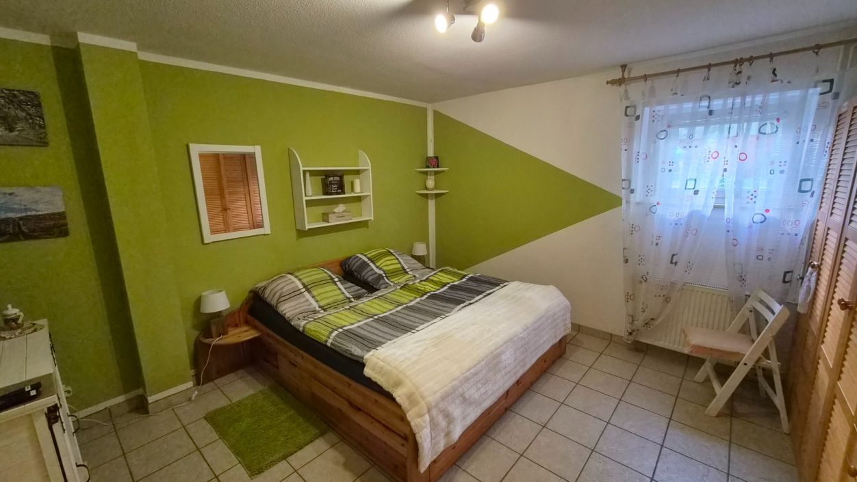 Schlafzimmer mit Doppelbett